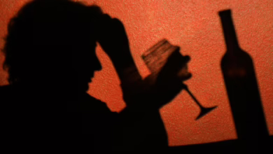 Eine Frau Trinkt Ein Glas Wein