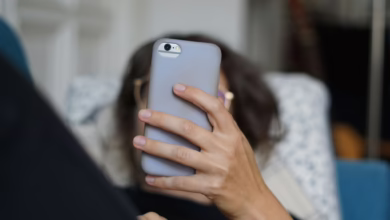 Frau Hält Ein Smartphone In Der Hand