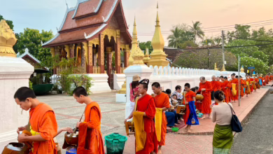 Almosengang «sai Bat» Der Mönche In Luang Prabang