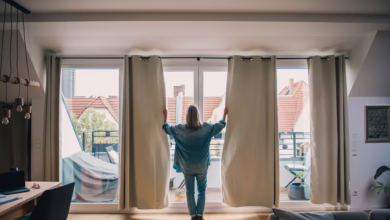 Eine Frau Schleißt Gardinen