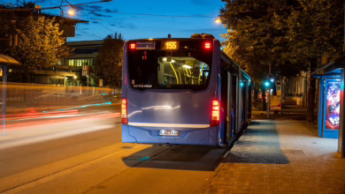 Ein Nahverkehrsbus Steht An Einer Bushaltestelle