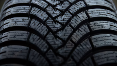 Ein Neuer Winterreifen Lagert Im Regal Einer Kfz Werkstatt