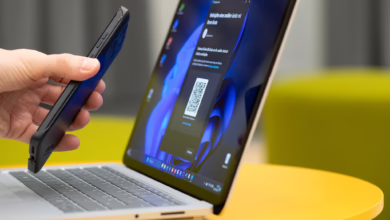 Mann Scannt Mit Smartphone Einen Qr Code Von Einem Laptop