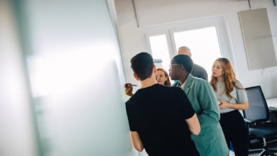 Eine Gruppe Arbeitet Zusammen In Einem Büro