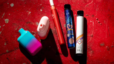 Einweg E Zigaretten Liegen Auf Einem Tisch