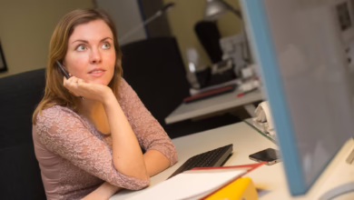 Frau Schaut Gelangweilt Auf Ihren Computerbildschirm