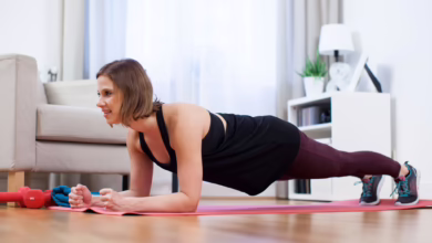 Eine Frau Macht Eine Plank Übung