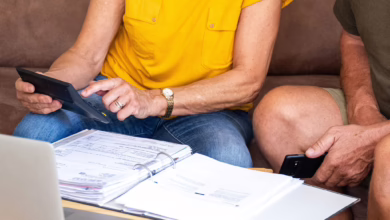 Zwei Senioren überprüfen Ihre Finanzen