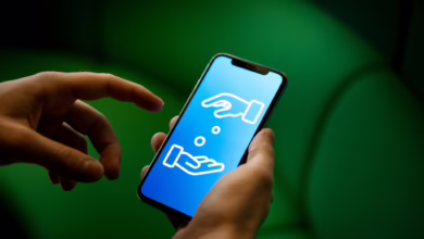 Ein Mann Tätigt Eine Zahlung Mit Dem Smartphone