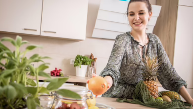 Eine Frau Räumt Ihre Einkäufe Aus