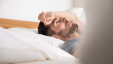 Mann Liegt Schlaflos Im Bett