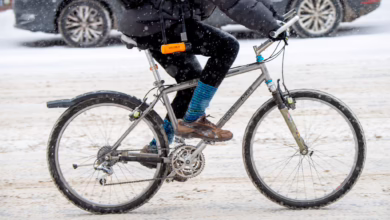 Radfahrer Im Schneetreiben In Berlin