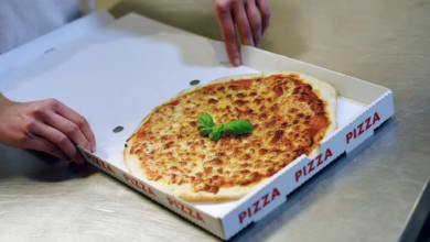 Lieferdienst Verpackt Eine Pizza In Einem Karton