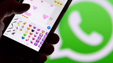 Smartphone Mit Emojis Aus Whatsapp Vor Dem Whatsapp Logo