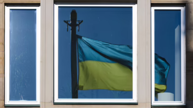 Eine Fahne Der Ukraine Spiegelt Sich In Einem Fenster