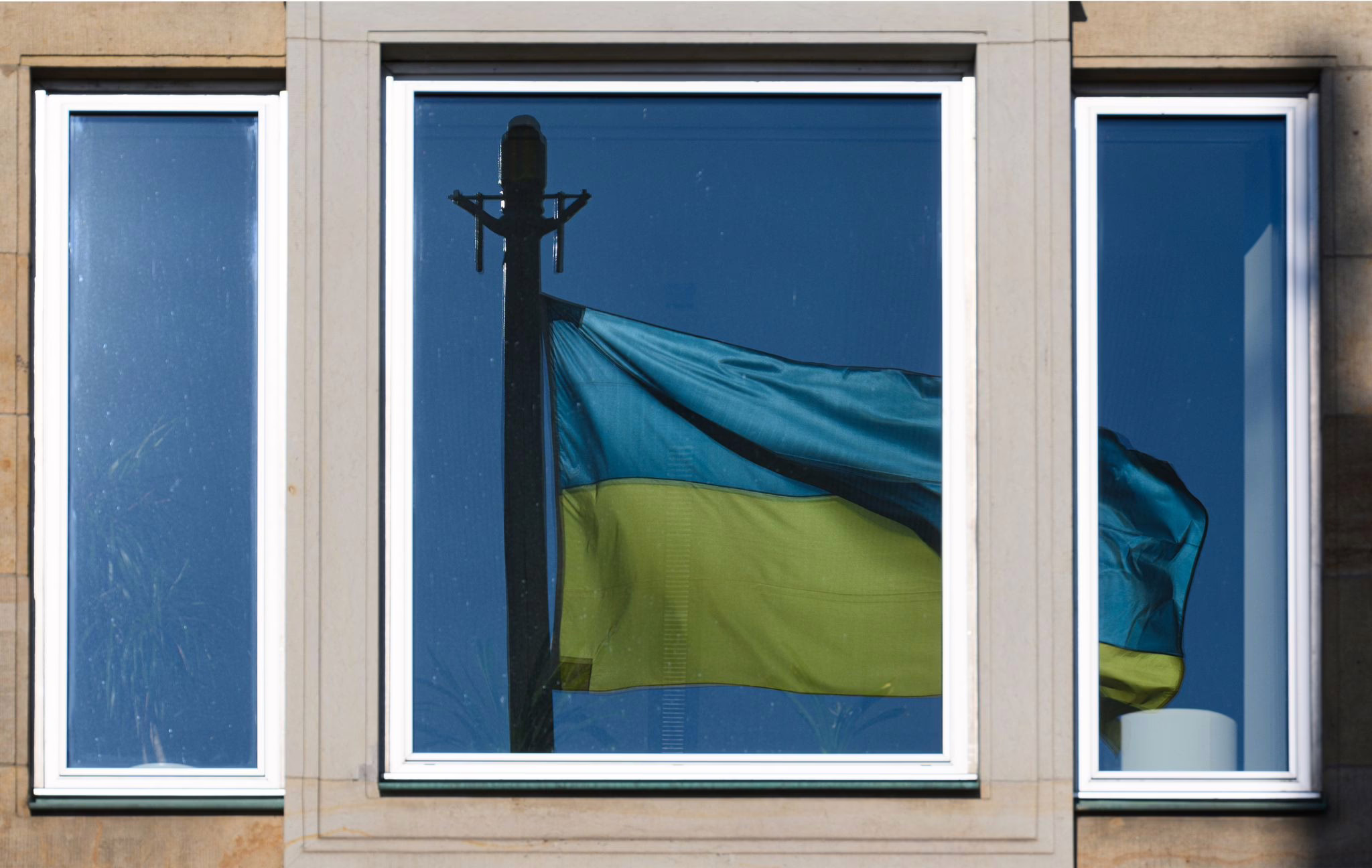 Eine Fahne Der Ukraine Spiegelt Sich In Einem Fenster