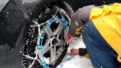 Ein Mann Montiert Schneeketten