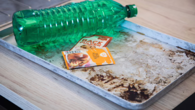 Eine Essigflasche Und Backpulver Liegen Auf Einem Backblech