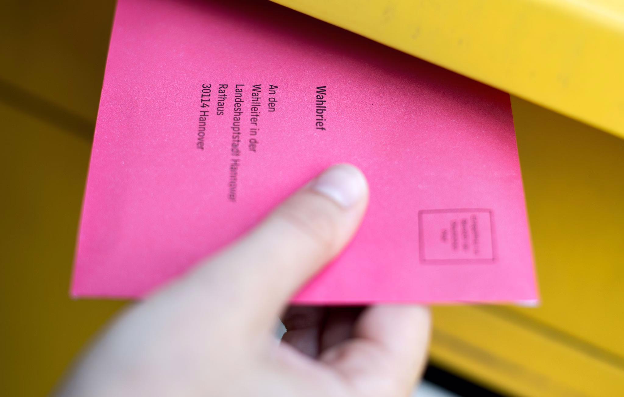 Frau Steckt Einen Wahlbrief In Einen Postkasten