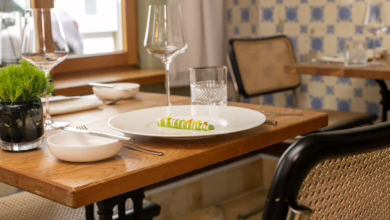 Ein Einzelnes Couvert In Einem Restaurant