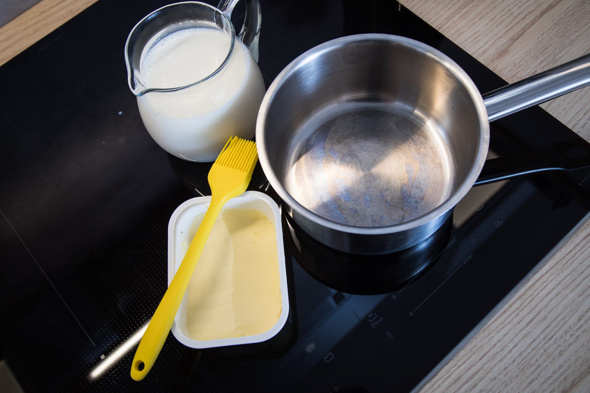 Butter, Milch Und Ein Topf Stehen Auf Einem Herd