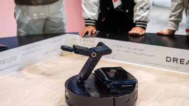 Prototyp Eines Roboter Staubsaugers Mit Greifarm