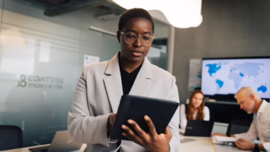 Frau Mit Tablet Im Büro