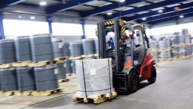 Ein Gabelstapler In Einem Lager