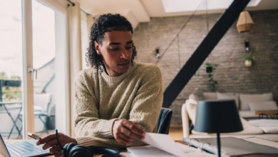 Ein Mann Arbeitet Am Laptop