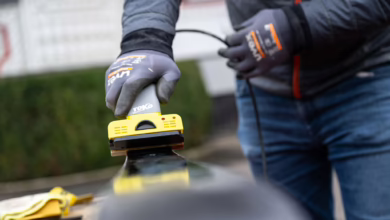 Skifahrer Bügelt Seine Ski Mit Wachs