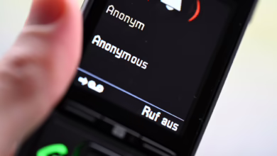 Ein mann Hält Ein Festnetz Telefon