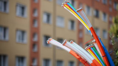 Glasfaser Kabel Ragen Aus Einem Schaltschrank Heraus