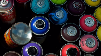 Leere Spraydosen Stehen In Einer Kiste