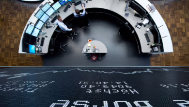 Börsenhändler Verfolgen Kursentwicklung Auf Dem Börsenparkett