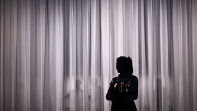 Eine Servicemitarbeiterin Steht Vor Einem Hellen Vorhang