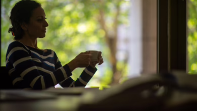 Frau Nimmt Sich Im Büro Eine Kleine Auszeit