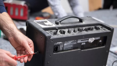 Ein Mann Repariert In Einem Repair Cafe Einen Gitarrenverstärker