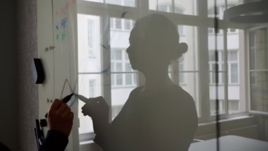 Eine Frau Am Whiteboard