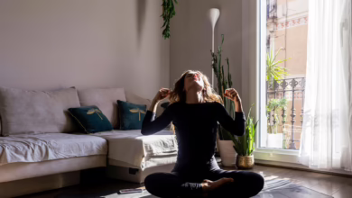 Eine Frau Sitzt In Ihrem Wohnzimmer Auf Dem Boden