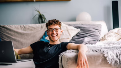 Ein Junger Mann Am Laptop