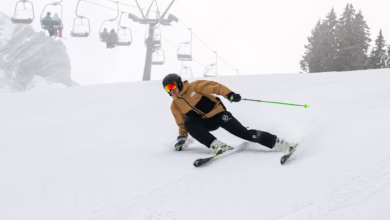 Skifahrer Fährt Die Piste Hinab