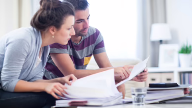 Paar Schaut In Einen Stapel Unterlagen