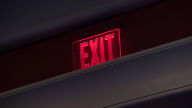 Ein Exit Schild Hängt über Einer Tür