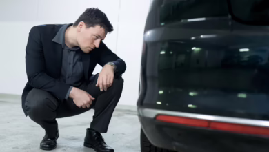 Ein Mann Begutachtet Blechschaden