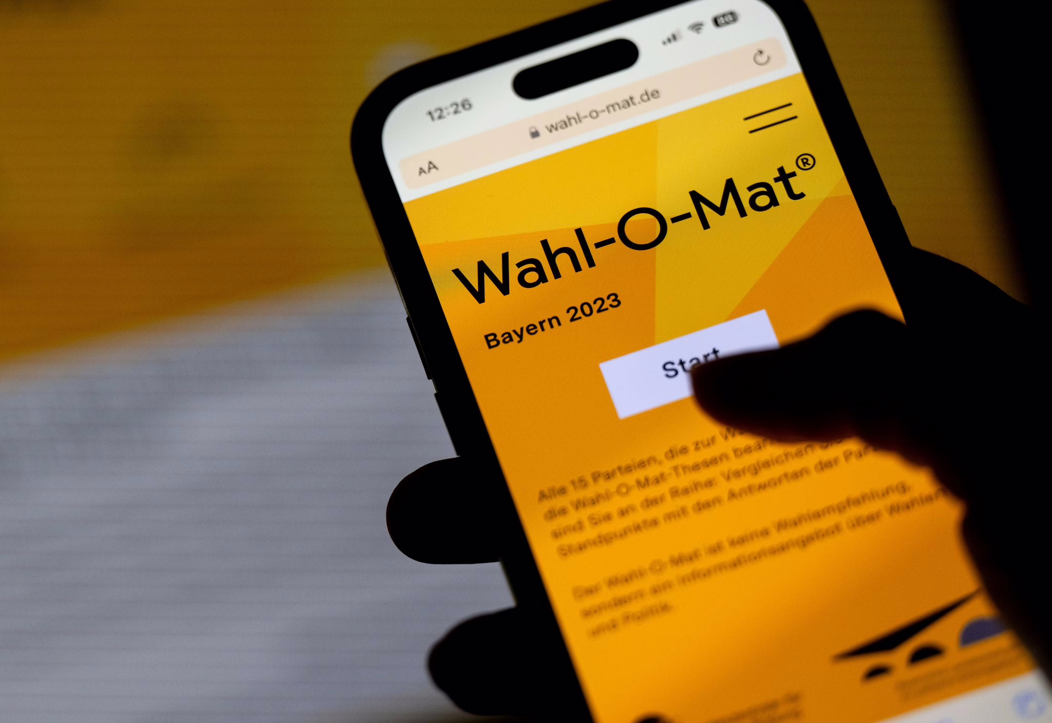 Die Startseite Des Wahl O Mat Auf Dem Display Eines Handys
