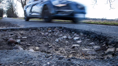 Auto Fährt An Einem Schlagloch Vorbei