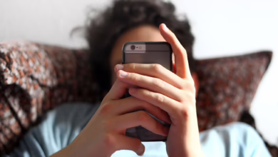 Eine Person Hält Ein Smartphone In Den Händen