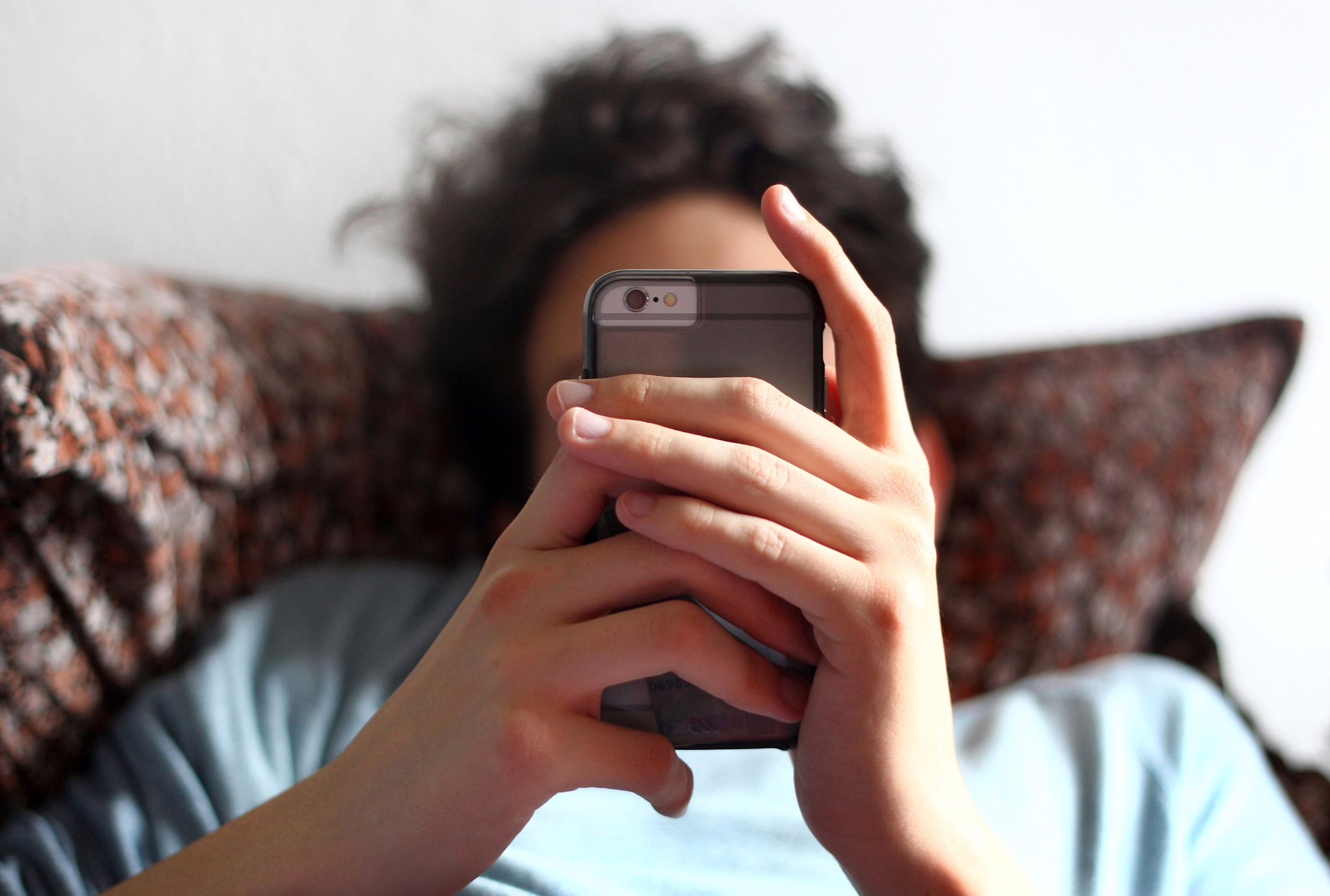Eine Person Hält Ein Smartphone In Den Händen