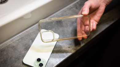 Frau Hält Vergilbte Handyhülle In Der Hand