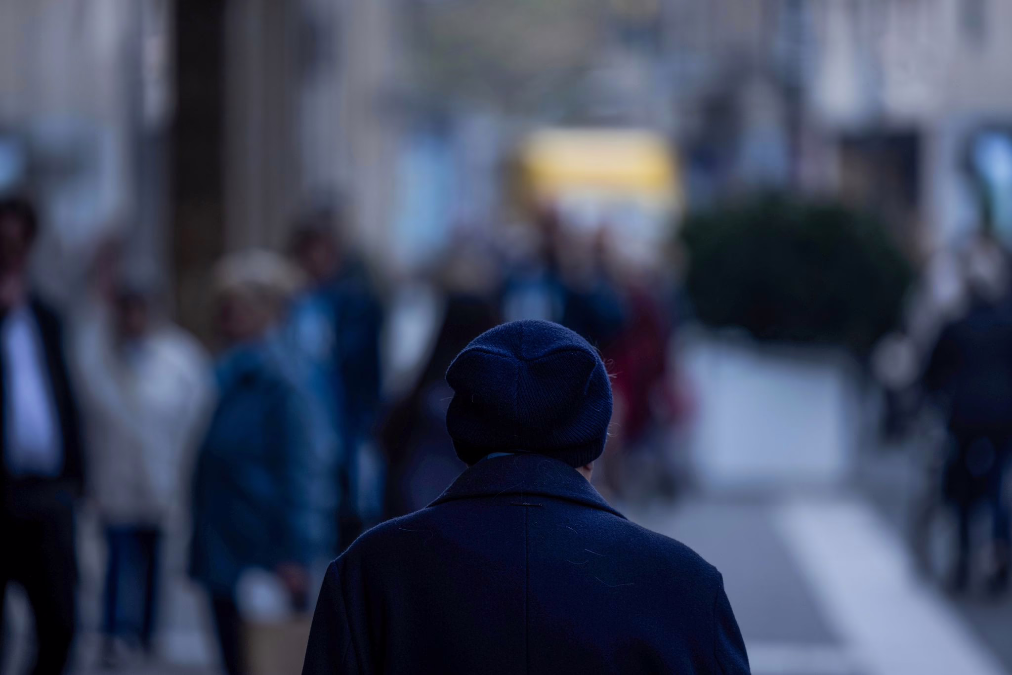 Eine Person Geht Allein Durch Die Innenstadt